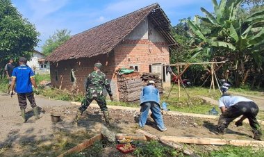 Babinsa Panumbangan Laksanakan Karya Bakti Pengerasan Jalan Bersama Warga