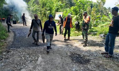 Karya Bakti Pengaspalan Jalan oleh Babinsa Koramil 2201/Cisolok