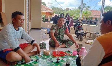 Babinsa Koramil 2207/Jampangtengah Laksanakan Komsos di Desa Tanjungsari