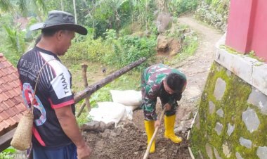 Karya Bakti Babinsa Koramil 2201/Cisolok di Desa Pasir Baru