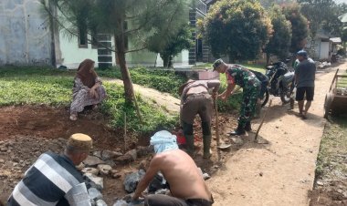 BABINSA KORAMIL 2205/KALAPANUNGGAL LAKSANAKAN BHAKTI PEMBUATAN DRAINASE DI DESA KABANDUNGAN