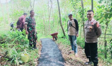 BABINSA KORAMIL 2205/KALAPANUNGGAL LAKSANAKAN BHAKTI HOTMIX JALAN BERSAMA WARGA DI DESA PALASARI GIRANG