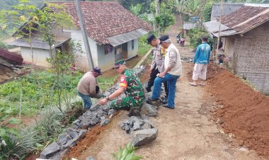 BABINSA KORAMIL 2208/NYALINDUNG LAKSANAKAN GIAT KARYA BAKTI PEMBANGUNAN TPT DI KP. GARDUH