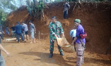 BABINSA KORAMIL 2204/CIKIDANG LAKSANAKAN KERJA BAKTI PELEBARAN JALAN DI DESA CIKARAE THOYIBAH