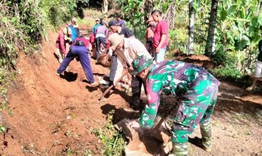 BABINSA KORAMIL 2207/JAMPANGTENGAH BERSAMA WARGA LAKSANAKAN KARBAK PEMBANGUNAN SELOKAN