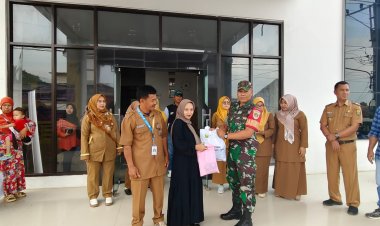 Babinsa Koramil 2206/Parakansalak Hadiri Penyerahan Bantuan untuk Keluarga Rawan Stunting