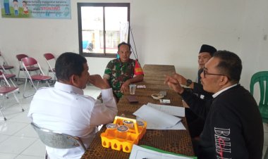 Babinsa Koramil 2205/Kalapanunggal Jalin Komsos dengan Aparatur Desa Tugubandung