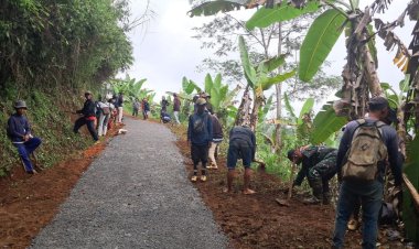 Babinsa Koramil 2207/Jampangtengah Laksanakan Karya Bhakti Bersama Warga