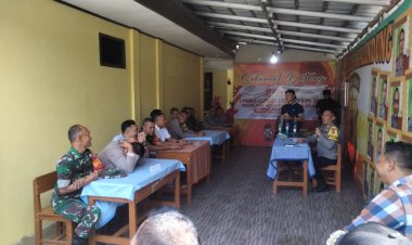 BABINSA KORAMIL 2208/NYALINDUNG LAKSANAKAN KARYA BAKTI PEMBERSIHAN JALAN BERSAMA WARGA