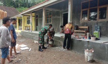 BABINSA KORAMIL 2202/PALABUHANRATU LAKSANAKAN BAKTI PEMBANGUNAN MADRASAH DINIYAH DI DESA MEKAR ASIH