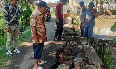 Warga Desa Babakan Reuma Gelar Kerja Bakti Perbaikan Jalan Kampung Wage