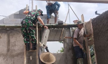 Babinsa Koramil 2208/Nyalindung Laksanakan Karya Bakti Pembangunan Posyandu di Desa Cisitu