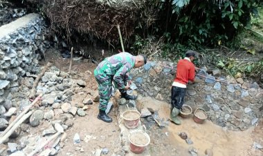 Babinsa Koramil 2202/Palabuhanratu Laksanakan Kegiatan Bakti Pembuatan TPT di Desa Buniwangi
