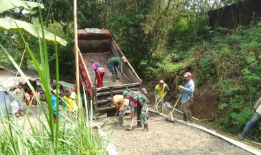 Babinsa Koramil 2208/Nyalindung Laksanakan Karya Bakti Pengecoran Jalan di Desa Cijangkar