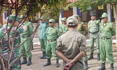 Babinsa Koramil 2206/Parakansalak Laksanakan Pembinaan Linmas di Desa Sukatani