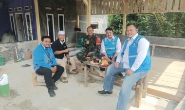 Babinsa Koramil 2202/Palabuhanratu Laksanakan Komsos Bersama Pihak PLN Terkait Pemeliharaan Jaringan