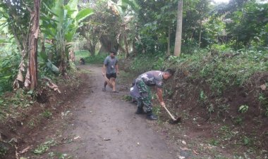 Babinsa Koramil 2204/Cikidang Laksanakan Kegiatan Jumat Bersih Bersama Warga