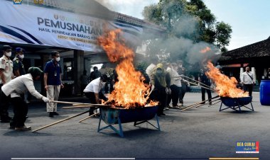 Bea Cukai Madiun Musnahkan Jutaan Batang Rokok dan Minuman Beralkohol Ilegal