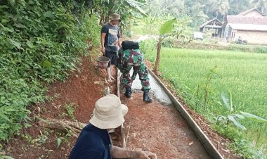 Babinsa Koramil 2202/Palabuhanratu Laksanakan Karya Bakti Pengecoran Jalan Desa Bersama Warga