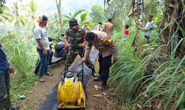 BABINSA KORAMIL 2205/KALAPANUNGGAL LAKSANAKAN BHAKTI HOTMIX DI DESA KALAPANUNGGAL