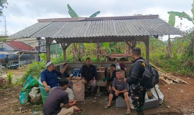 Babinsa Koramil 2207/Jampangtengah Laksanakan Komsos Bersama Warga di Desa Purabaya