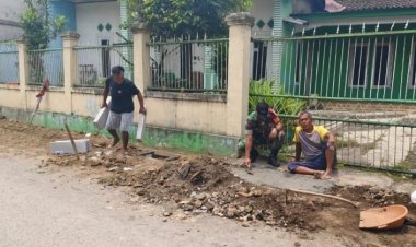 BABINSA KORAMIL 2206/PARAKANSALAK LAKSANAKAN BHAKTI PERBAIKAN PARIT DI DESA BOJONGLONGOK