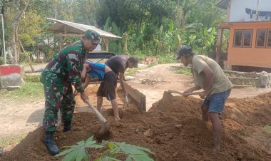Babinsa Koramil 2206/Parakansalak Laksanakan Kegiatan Bhakti Pembersihan Material Tanah