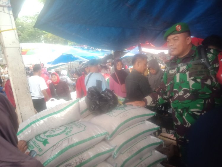 Pemantauan Harga Sembako oleh Babinsa Koramil 2204/Cikidang di Pasar Cikidang