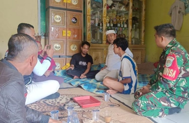 Babinsa Koramil 2206/Parakansalak Jalin Kedekatan dengan Warga melalui Komsos