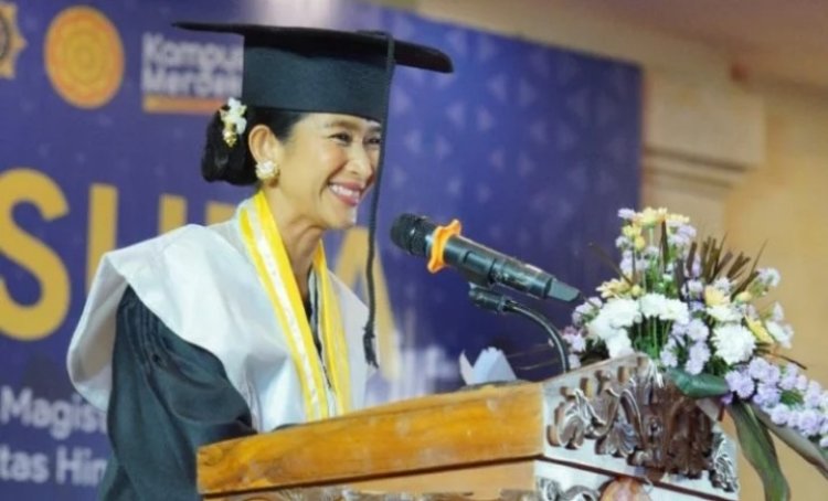 Aktris Happy Salma Wisuda Sarjana Filsafat Hindu di Unhi Denpasar