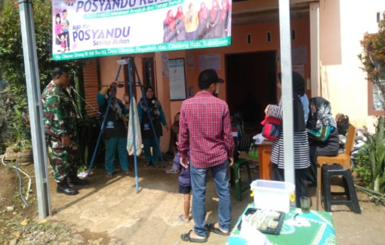 Babinsa Koramil 2204/Cikidang Dampingi Kegiatan Posyandu di Desa Cikarae Thoyibah
