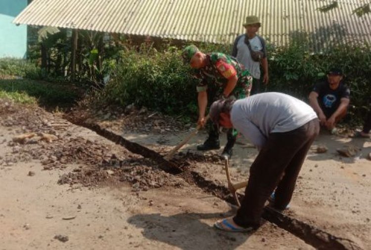 Babinsa Koramil 2205/Kalapanunggal Laksanakan Kegiatan Bhakti di Desa Cihamerang