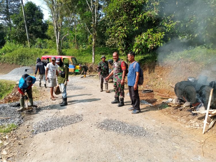 Babinsa Koramil 2204/Cikidang Laksanakan Karya Bakti Pengaspalan Jalan di Desa Cikiray