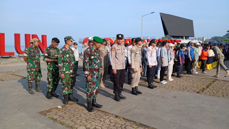 Dalam Rangka Hari Lingkungan Hidup Sedunia Tahun 2025, Personel KODIM 0622/Kab. Sukabumi dan Unsur Muspika Gelar Apel dan Aksi Bersih Pantai