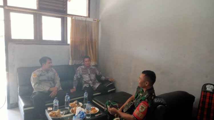 Babinsa Koramil 2205/Kalapanunggal Laksanakan Komsos Bersama Bhabinkamtibmas dan Kepala Sekolah