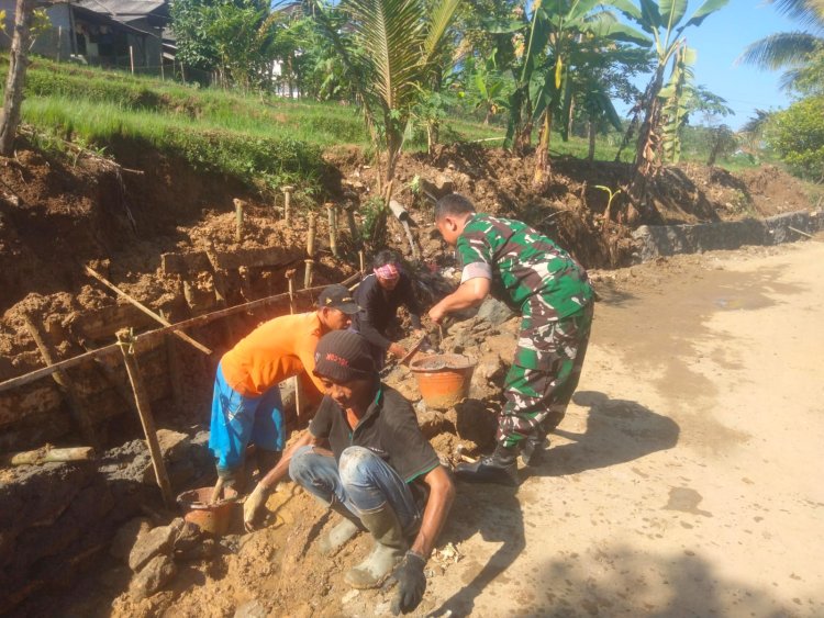 Babinsa Koramil 2201/Cisolok Gelar Karya Bakti Penembokan Saluran Irigasi di Desa Cimaja