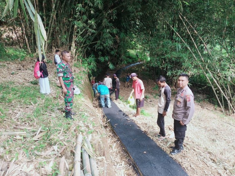 Babinsa Koramil 2205/Kalapanunggal Laksanakan Kegiatan Bhakti Hotmix Jalan Bersama Warga
