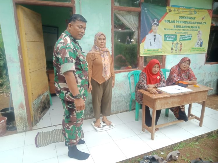 Babinsa Koramil 2204/Cikidang Dampingi Kegiatan Posyandu di Desa Cikarae Thoyibah ﻿