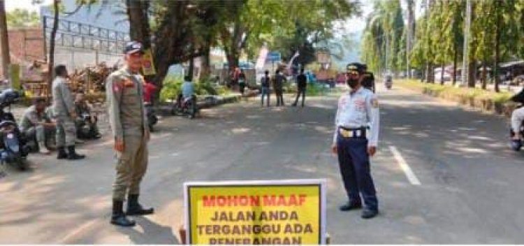Tim Gabungan Tebang Tiga Pohon Trembesi Tua di Palabuhanratu Demi Keselamatan Warga dan Pengguna Jalan