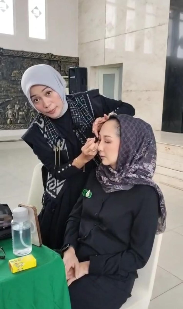 Pembekalan dan Pembelajaran Make Up Bagi Anggota Persit KCK Koorcab Rem 061 PD III/Siliwangi Tampil Cantik dan Anggun dengan Cara Sederhana