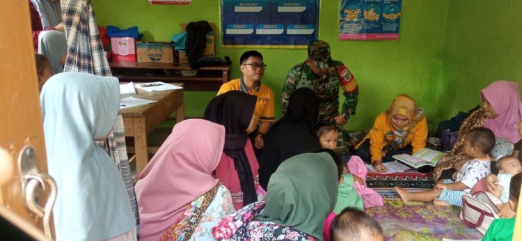 Babinsa Koramil 2204/Cikidang Dampingi Kegiatan Posyandu di Desa Nangkakoneng