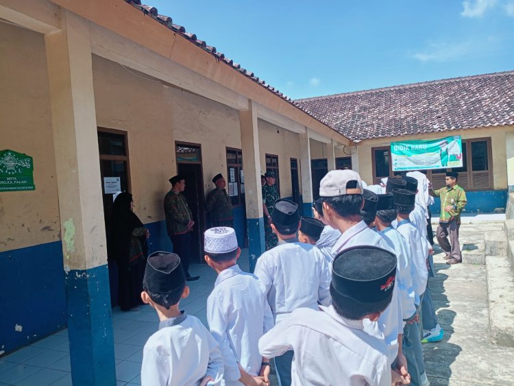 Babinsa Koramil 2206/Parakansalak Hadiri Rapat Koordinasi di MTs Al Kholiliyah