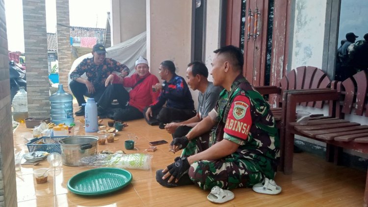 Babinsa Koramil 2205/Kalapanunggal Tingkatkan Kedekatan dengan Warga Lewat Kegiatan Komsos