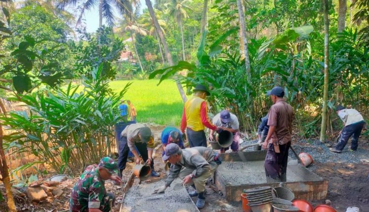 Babinsa Koramil 2204/Cikidang Laksanakan Kegiatan Bakti Bersama Warga