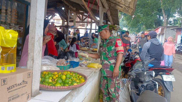 Babinsa Koramil 2206/Parakansalak Laksanakan Pengecekan Harga Sembako di Parakansalak