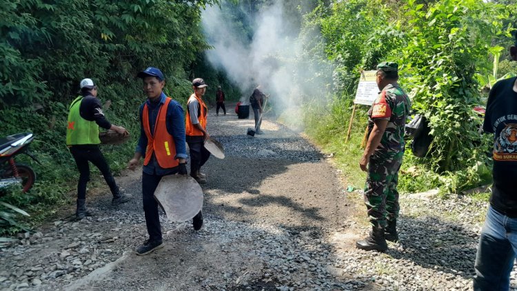 Karya Bakti Pengaspalan Jalan di Desa Gunung Tanjung