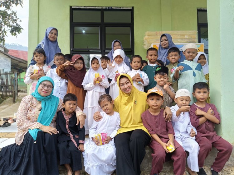 Ketua Persit KCK Cabang XLV Dim 0622/Kab. Sukabumi Tunjukkan Rasa Cinta untuk Anak-anak PAUD Sindang Palay
