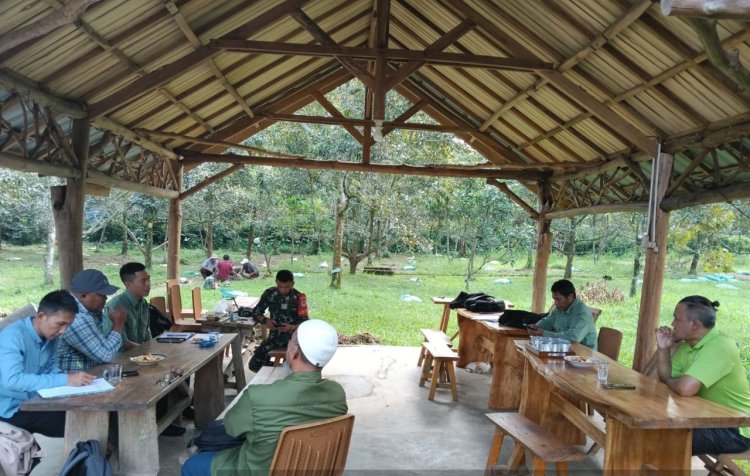 Babinsa Koramil 2205/Kalapanunggal Laksanakan Komsos Bersama Tokoh Masyarakat