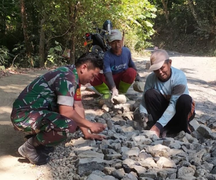 Babinsa Koramil 2201/Cisolok Bersama Warga Laksanakan Karya Bakti Perbaikan Jalan di Desa Caringin
