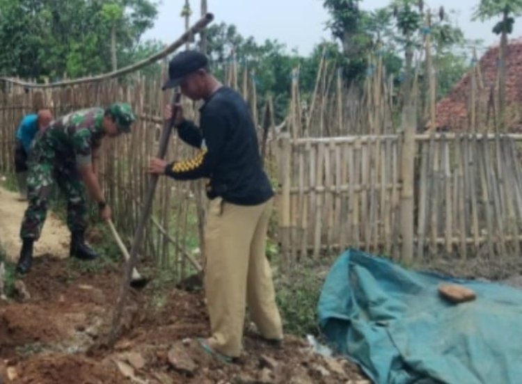 BABINSA KORAMIL 2206/PARAKANSALAK LAKSANAKAN KARYA BHAKTI PERBAIKAN PARIT DI DESA SUKATANI